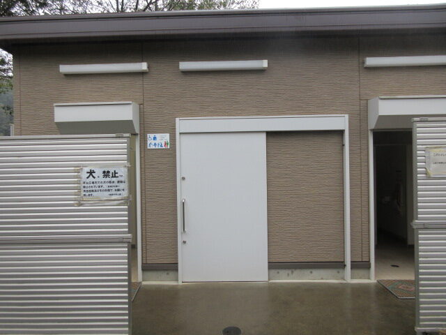 芝生広場トイレ入口